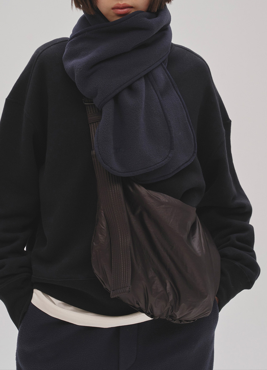 輕柔絨面半拉鍊上衣(附圍巾)